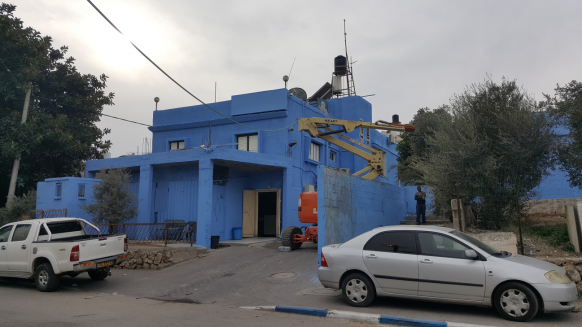 פרויקט ``גשר של צבע``, בית בכפר שנצבע בכחול של נירלט